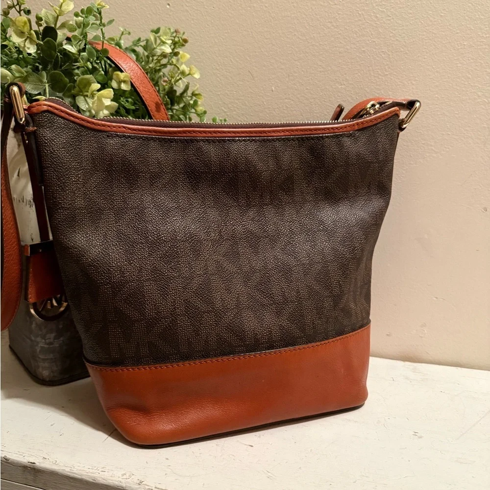 Michael Kors Bedford Monogram Messenger Crossbody Bag in Brown Leather Purse EUC - Picture 2 of 3